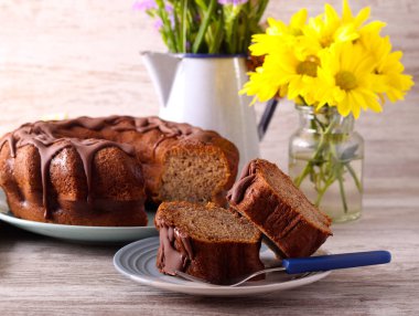 Çikolata kremalı muzlu kek.