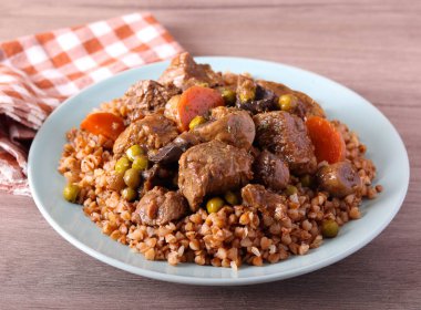 Biftek ve mantarlı karabuğday, havuç ve bezelye