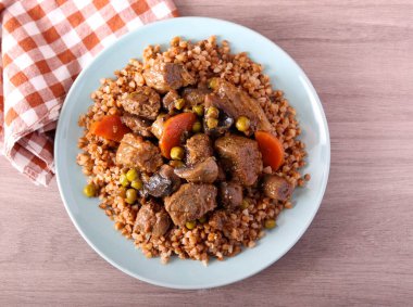 Biftek ve mantarlı karabuğday, havuç ve bezelye