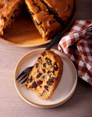 Geleneksel İrlanda pastası, dilimlenmiş.