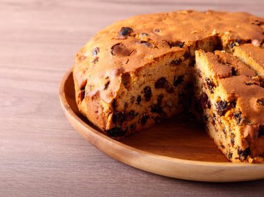 Geleneksel İrlanda pastası, dilimlenmiş.