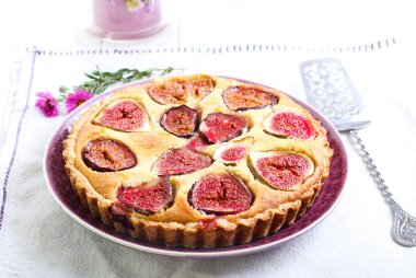 Badem ve incir tart plaka üzerinde