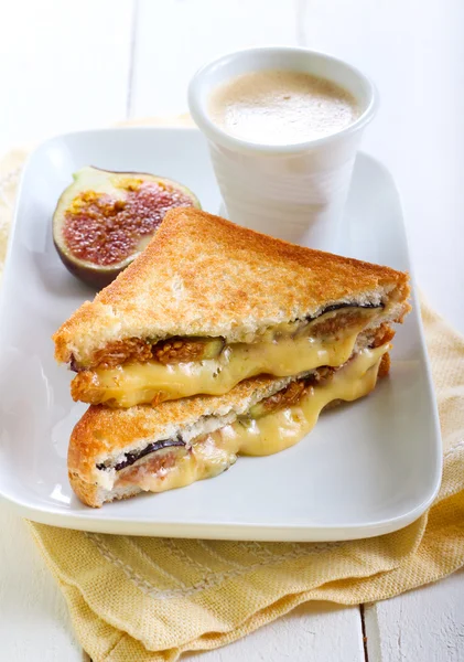 Cheese and fresh fig grilled sandwiches — Stock Photo, Image