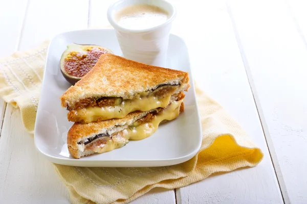 Cheese and fresh fig grilled sandwiches — Stock Photo, Image