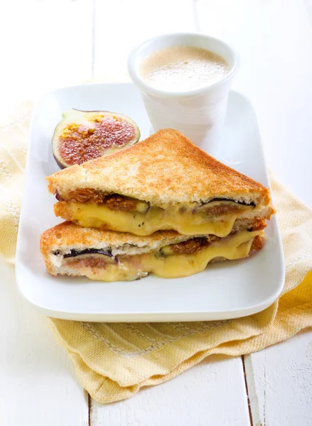 Cheese and fresh fig grilled sandwiches — Stock Photo, Image