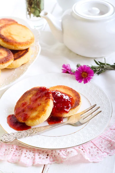 Welsh cakes with strawberry jam — Stock Photo, Image