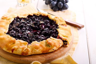 Siyah üzüm ve biberiye tart