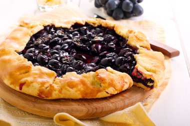 Siyah üzüm ve biberiye tart,