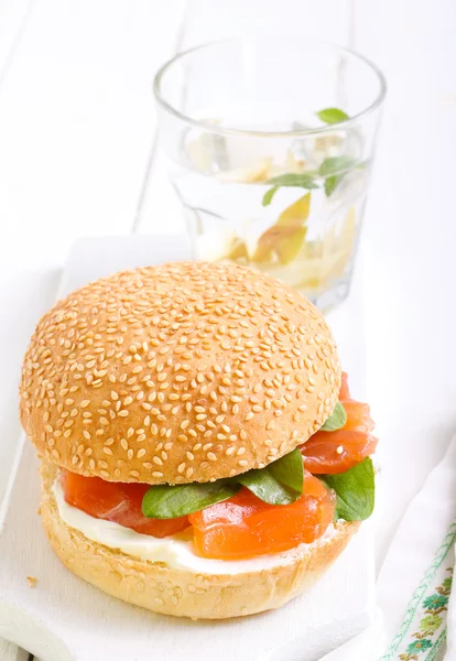 Zalm en crème broodje sandwich — Stockfoto