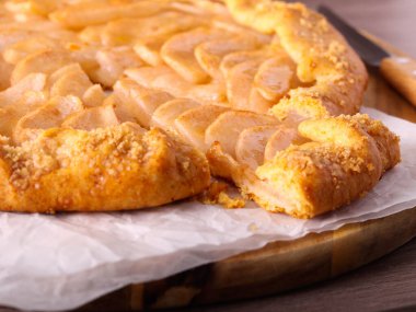 Gemide taze ev yapımı armut galeti var.