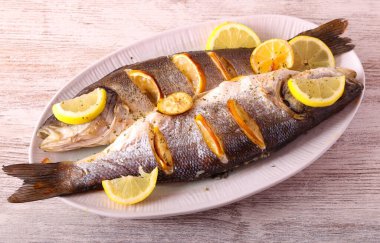 Fırında limonlu levrek balığı.