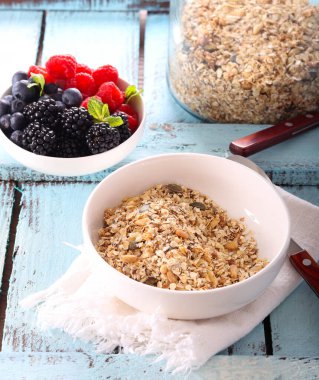 Böğürtlenli ev yapımı müsli.