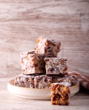 Tarih ve fındık ezmesi kareler, şekerle kaplı küçük bar kurabiyeleri.