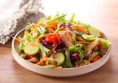 Uskumru ile karışık sebze salatası.