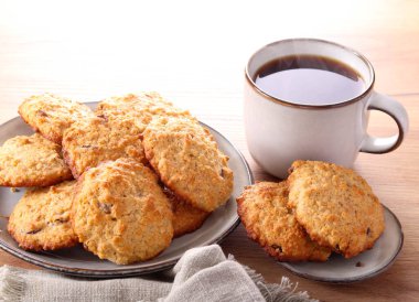 Kuru üzümlü ve fındıklı yulaflı kurabiye.