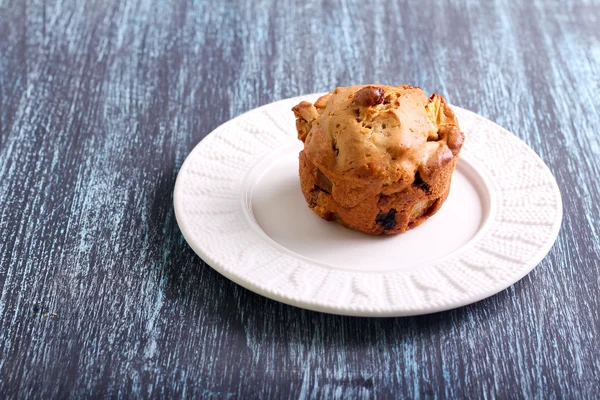 Apple, rozijnen en walnoot muffin — Stockfoto