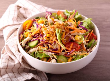 Karışık sebze ve tavuk salatası.