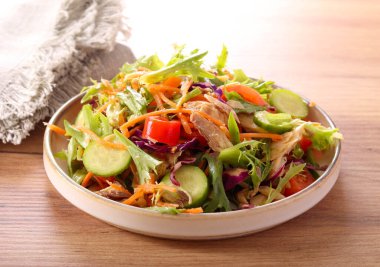 Uskumru ile karışık sebze salatası.