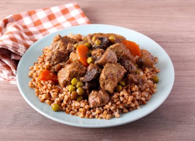 Biftek ve mantarlı karabuğday, havuç ve bezelye