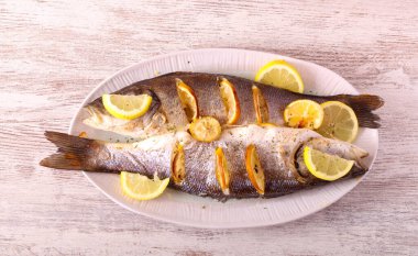 Fırında limonlu levrek balığı.
