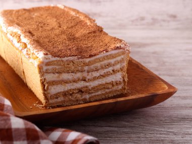 Kurabiye ve yoğurttan yapılmış katmanlı pasta.