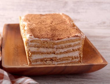 Kurabiye ve yoğurttan yapılmış katmanlı pasta.