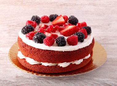 Böğürtlenli kırmızı kadife kek