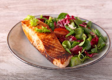 Kızarmış somon fileto ile karışık salata. Sağlıklı yemek tabağı