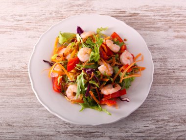 Tabağında karides olan sağlıklı bir salata.