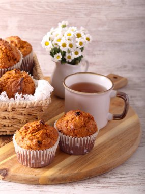 Havuç, meyve ve fındıklı kek.