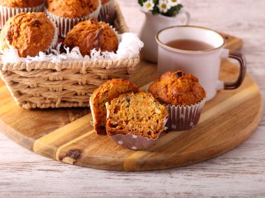 Havuç, meyve ve fındıklı kek.