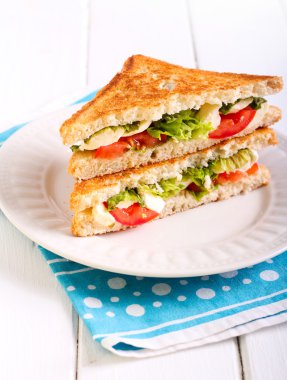 Mozzarella ve domates ızgara sandviç