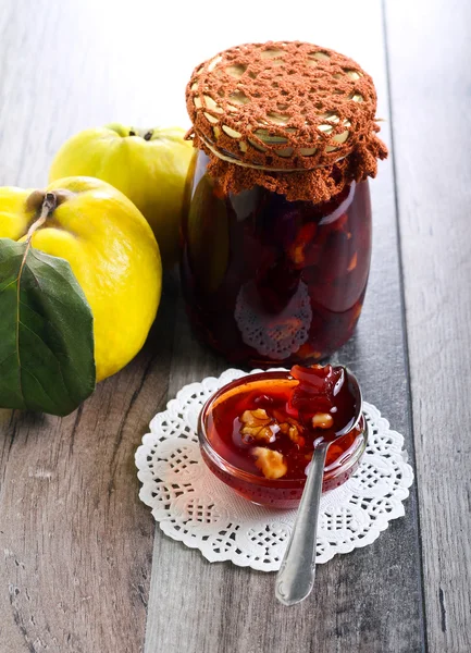 Mermelada casera de membrillo y nuez — Foto de Stock