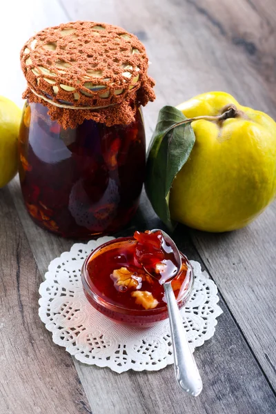 Marmellata fatta in casa di mele cotogne e noci — Foto Stock