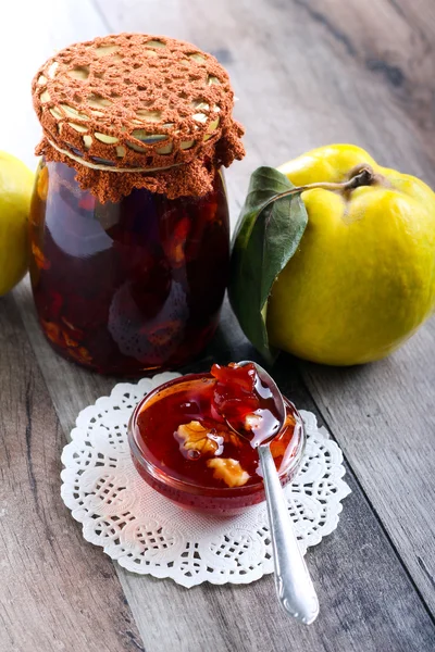 Quitte und Walnuss hausgemachte Marmelade — Stockfoto