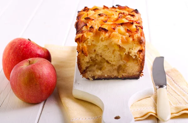 Gâteau au thé et garniture aux pommes — Photo