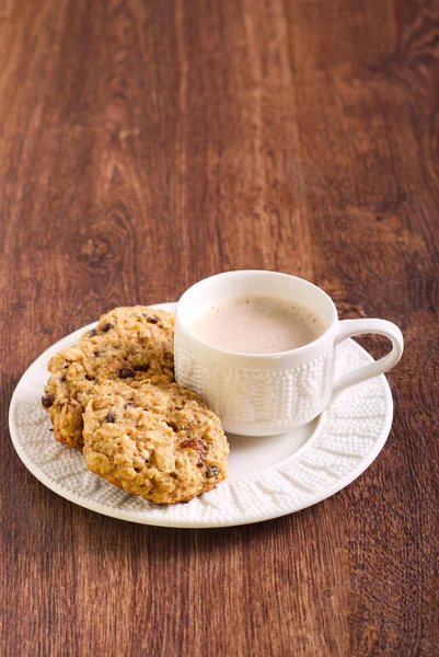 Biscotti di avena, uva passa e gocce di cioccolato — Foto Stock