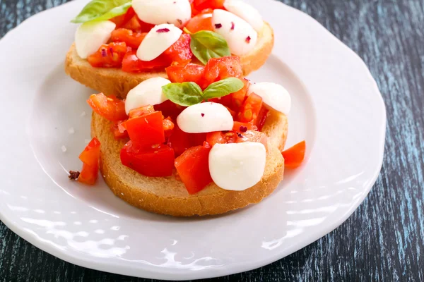 Tosty z mozzarellą i pomidorami — Zdjęcie stockowe