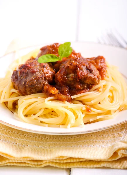 Спагетти и фрикадельки в томатном соусе — стоковое фото