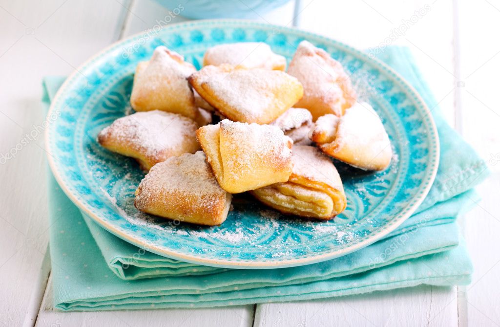 Cookies coated with icing sugar