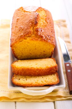 Narenciye polenta kek, tabağa dilimlenmiş,