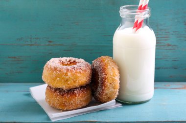 Tarçınlı şeker çörekler ve şişe süt 