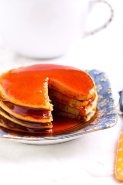 şurubu ile krep yığını 