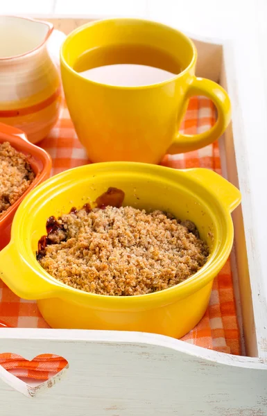 Mini crumble cakes in ceramic baking tins — Stock Photo, Image