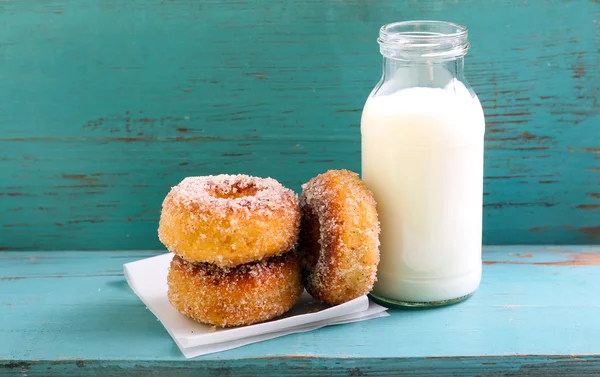 Kanel socker donuts och flaska mjölk — Stockfoto