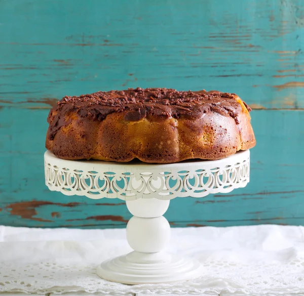 Bolo de esponja com cobertura de chocolate — Fotografia de Stock