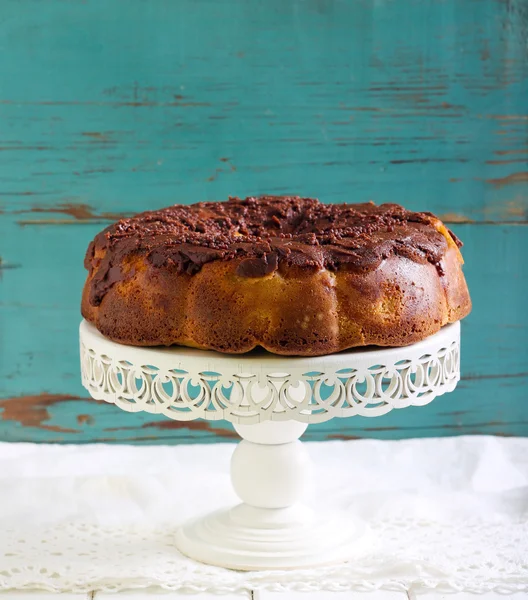 Bolo de esponja com cobertura de chocolate — Fotografia de Stock