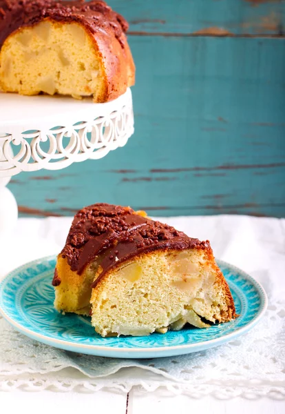 Sponge cake with fruit slices — Stock Photo, Image
