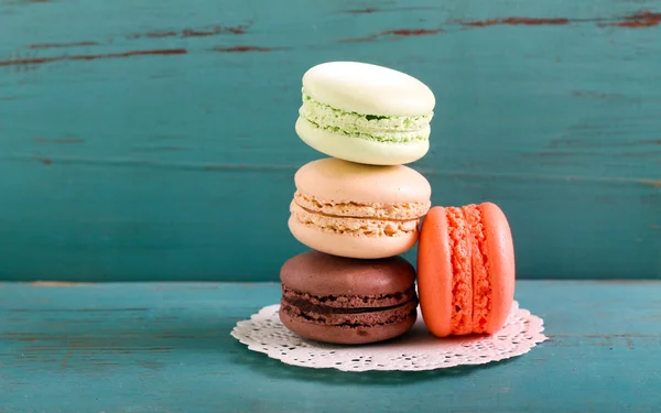 Macarons op blauwe houten achtergrond — Stockfoto