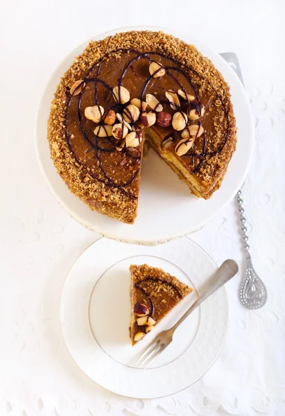 Karamel ve somun kek dilimi — Stok fotoğraf